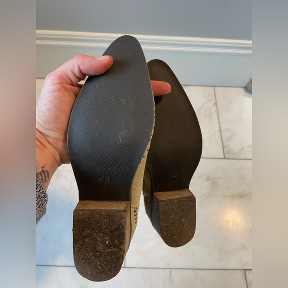 Amuse Society x Matisse, 7, khaki stone light brown studded suede ankle boot EUC - Picture 10 of 11